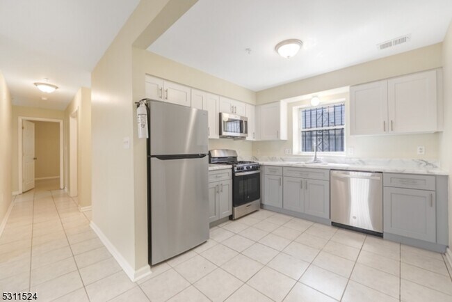 14 Birks Pl-Unit -1 in Newark, NJ - Foto de edificio - Building Photo