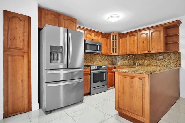 2151 Orange Grove Dr in Davie, FL - Building Photo - Building Photo