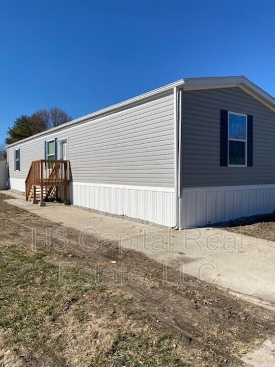 524 Chickadee St in Troy, IL - Building Photo