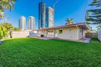 215 187th St in Sunny Isles Beach, FL - Foto de edificio - Building Photo