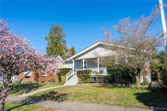 6910 37th Ave SW in Seattle, WA - Building Photo - Building Photo