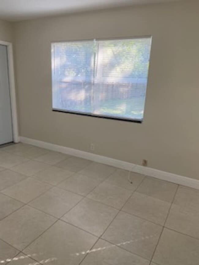 702 NE 40th St in Oakland Park, FL - Building Photo - Building Photo