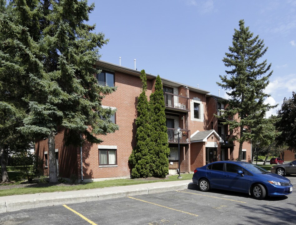 163 Edgehill Dr in Barrie, ON - Building Photo