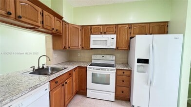 870 NE 212th Terrace in Miami, FL - Building Photo - Building Photo