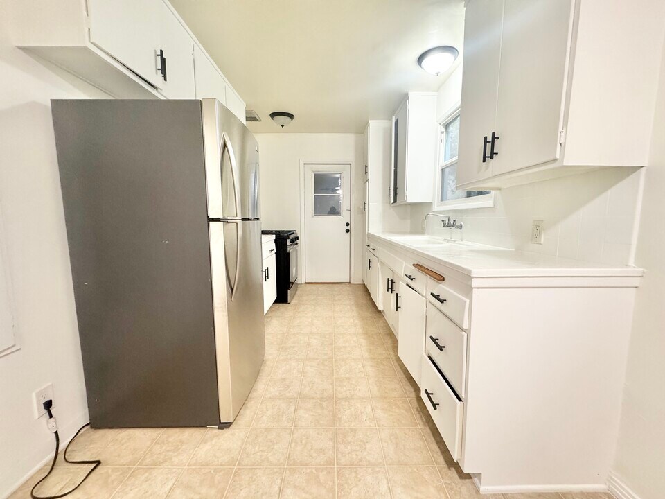 2249 Merton Ave in Los Angeles, CA - Building Photo