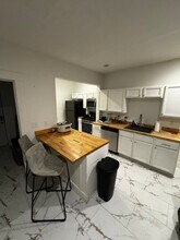 556 N Oxford St, Unit A in Indianapolis, IN - Building Photo - Building Photo