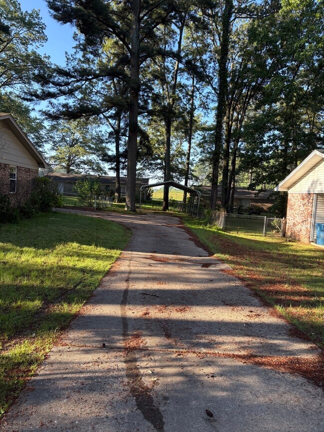 1300 Pinewood Dr in Benton, AR - Building Photo - Building Photo