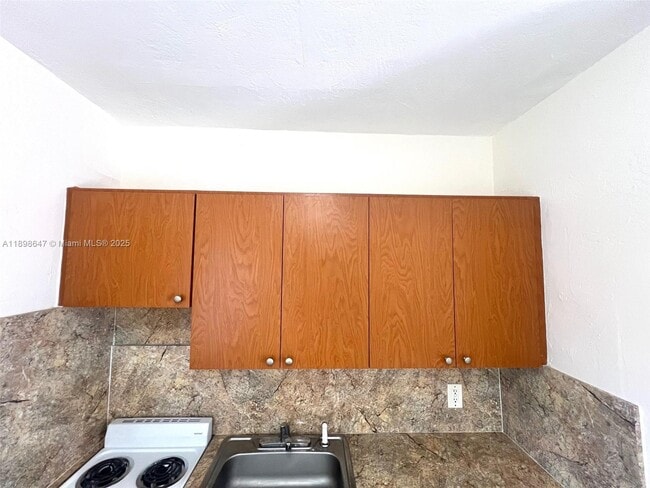 690 NE 85th St in Miami, FL - Building Photo - Building Photo