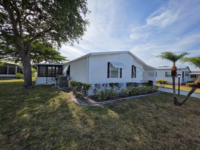8513 Redbay Ct in Port St. Lucie, FL - Foto de edificio - Building Photo