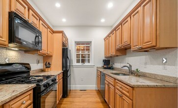 8 Oakland St, Unit 1 in Cambridge, MA - Foto de edificio - Building Photo