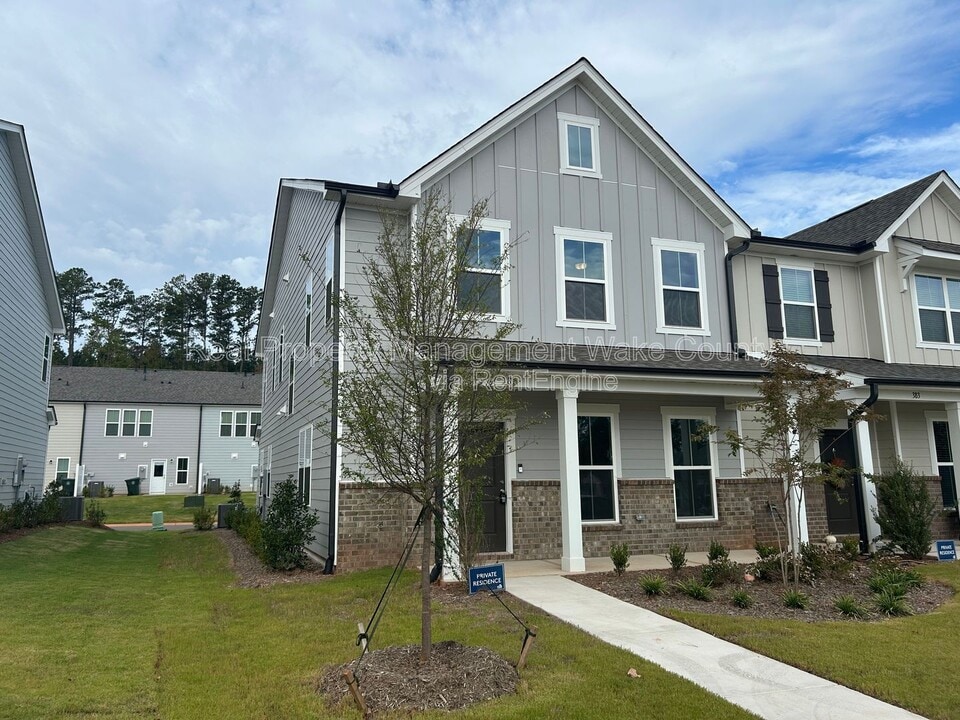 381 Fosterton Cottage Wy in Raleigh, NC - Building Photo