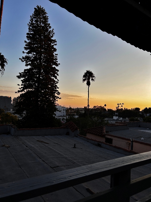 6214 Holly Mont Dr in Los Angeles, CA - Building Photo - Building Photo