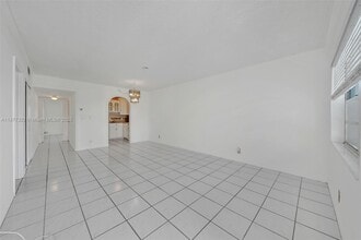 751 Pine Dr in Pompano Beach, FL - Foto de edificio - Building Photo