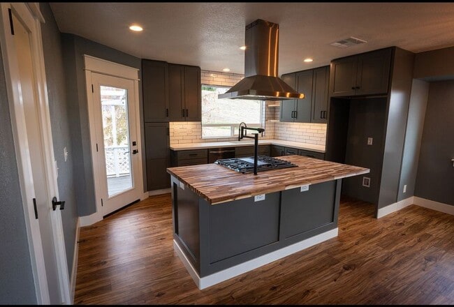 20825 Crest Dr in Tehachapi, CA - Foto de edificio - Building Photo