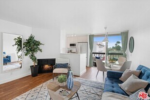 7320 Hawthorn Ave, Unit 219 in Los Angeles, CA - Building Photo