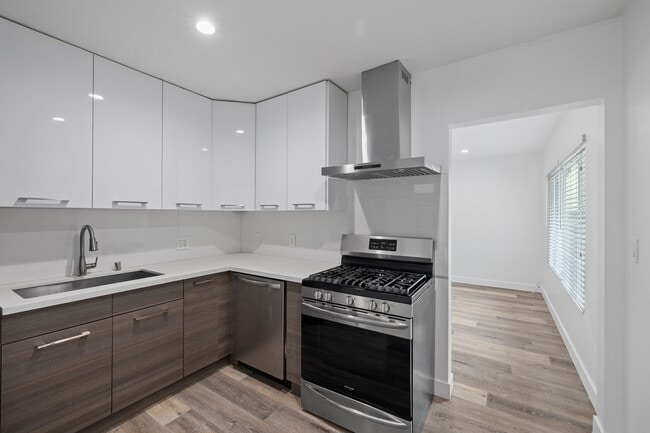 5427 Carlton Way, Unit Unit 17