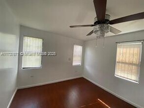 425 NE 172nd St in North Miami Beach, FL - Building Photo - Building Photo