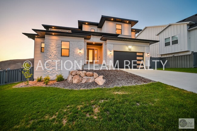 property at 1722 Oakridge Dr