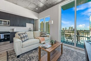 617 N 12th St in Tampa, FL - Building Photo