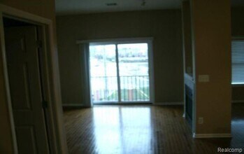 579 N Pontiac Trail in Walled Lake, MI - Building Photo - Building Photo