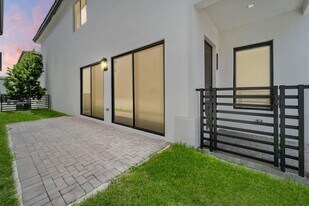 8173 NW 42nd St in Doral, FL - Building Photo