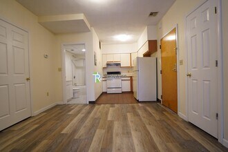 81 Essex St, Unit 63 in Boston, MA - Foto de edificio - Building Photo