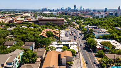 Red River Apartments in Austin, TX - Foto de edificio - Building Photo