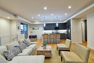 2310 Edinburg Ave in Encinitas, CA - Foto de edificio - Building Photo