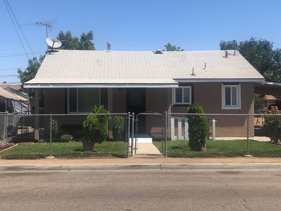 1583 E Magnolia Way in Dinuba, CA - Building Photo