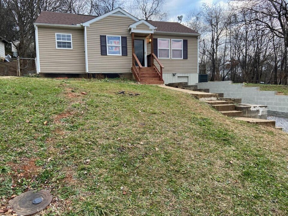 2423 Larkwood Ln in Knoxville, TN - Building Photo