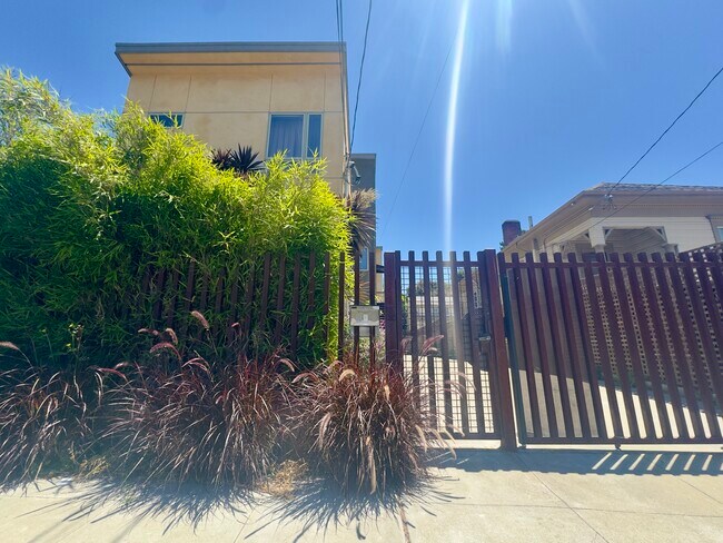 3904 Ruby St, Unit 4 in Oakland, CA - Foto de edificio - Building Photo