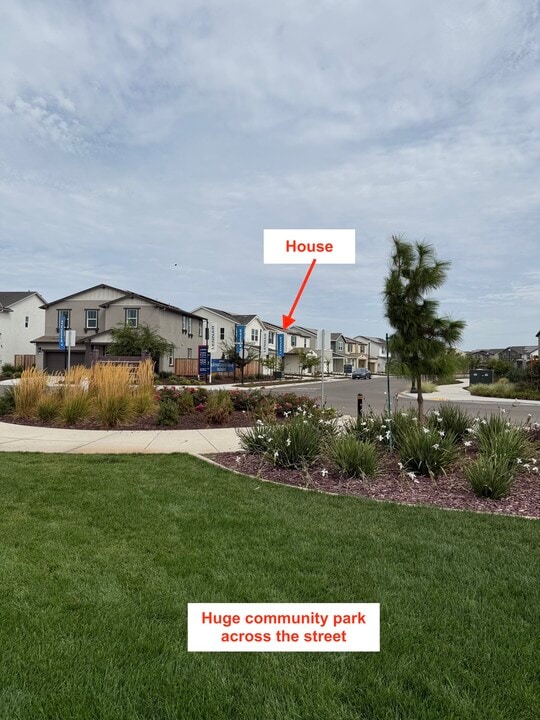 3291 Hill St in Manteca, CA - Foto de edificio