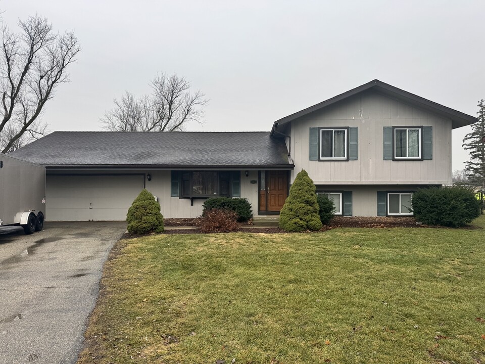 5321 W Sherman Dr in McHenry, IL - Building Photo