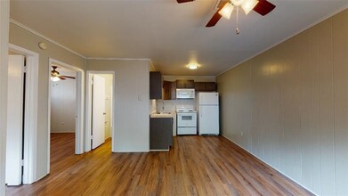 213 Ehlinger Dr, Unit B in Bryan, TX - Building Photo - Building Photo