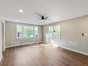 105 W Ray St in Dickson, TN - Building Photo - Building Photo