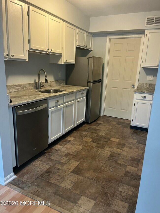 65 Oak Ln in Eatontown, NJ - Building Photo - Building Photo