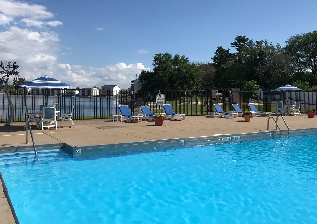 Cape Cod Village Apartments in Morton, IL