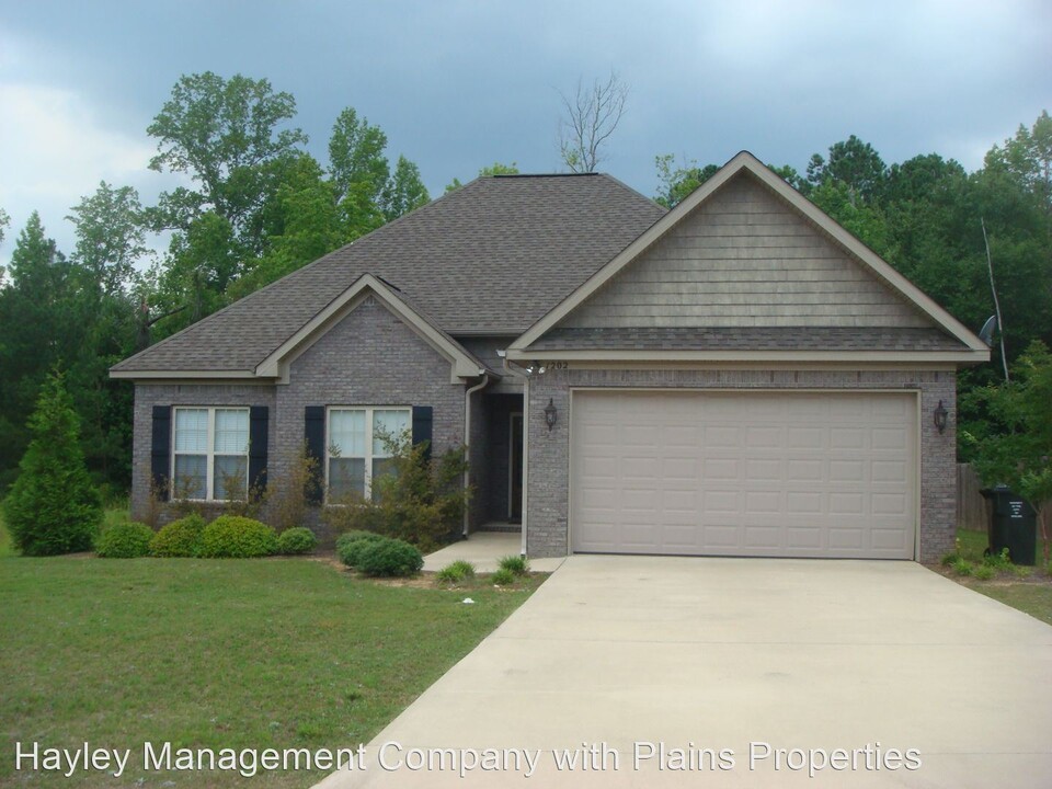 1202 Lizlin St in Opelika, AL - Building Photo