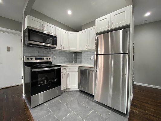 1072 Woodcrest Ave in Riverhead, NY - Building Photo - Building Photo