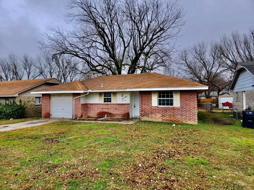 830 Crestview Ave in Ada, OK - Building Photo