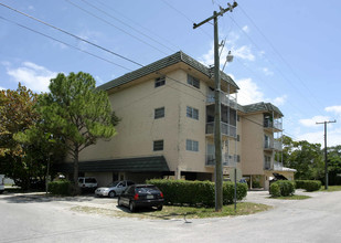 1090 NE 129th St in North Miami, FL - Foto de edificio - Building Photo