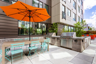 Green Leaf Sandy Lofts in Portland, OR - Foto de edificio - Building Photo