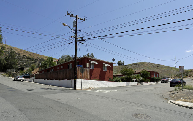 160 S Chestnut St in Lake Elsinore, CA - Foto de edificio - Building Photo