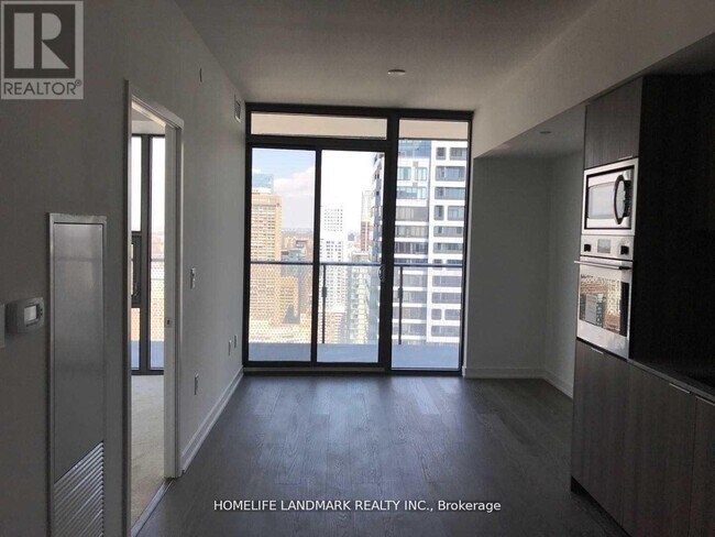 11 Wellesley St W in Toronto, ON - Building Photo - Building Photo