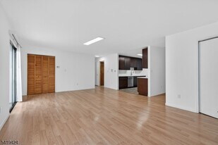 485 Broadway in Newark, NJ - Building Photo