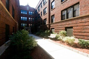 2241 W Eastwood Ave, Unit S3 in Chicago, IL - Building Photo