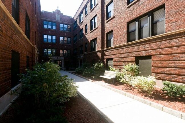 2241 W Eastwood Ave, Unit S3