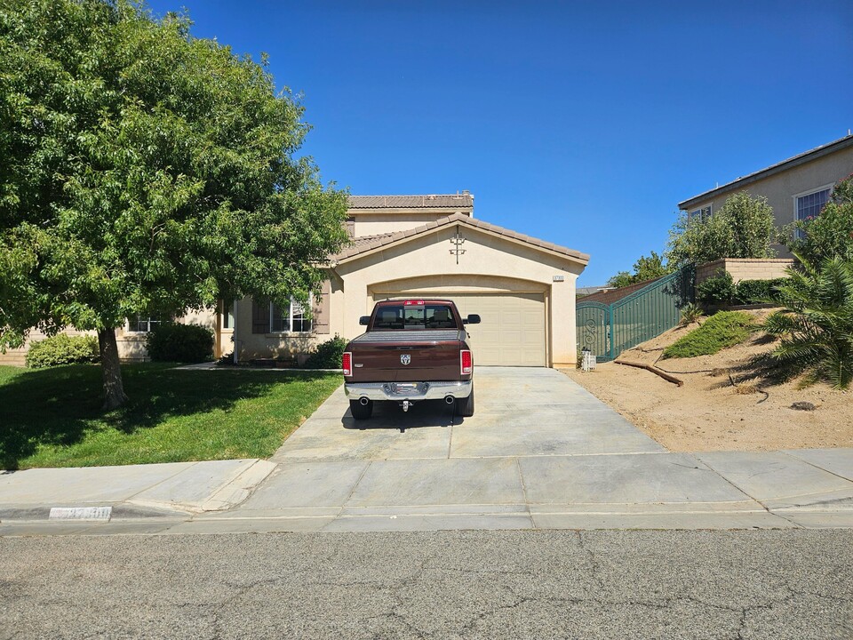 37300 Mimosa Way in Palmdale, CA - Building Photo