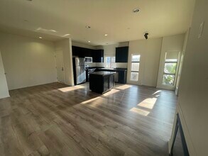 5842 Harold Way, Unit 304 in Los Angeles, CA - Building Photo - Building Photo