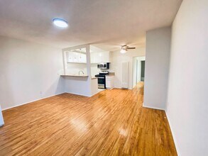 14220 Burbank Blvd in Sherman Oaks, CA - Foto de edificio - Building Photo